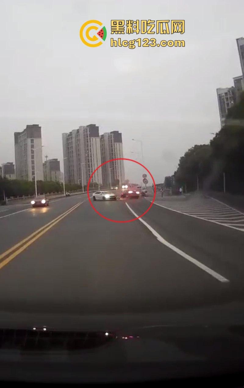 又是女司机!一死一伤 苏州两轿车发生碰撞后撞向一非机动车!惨不忍睹