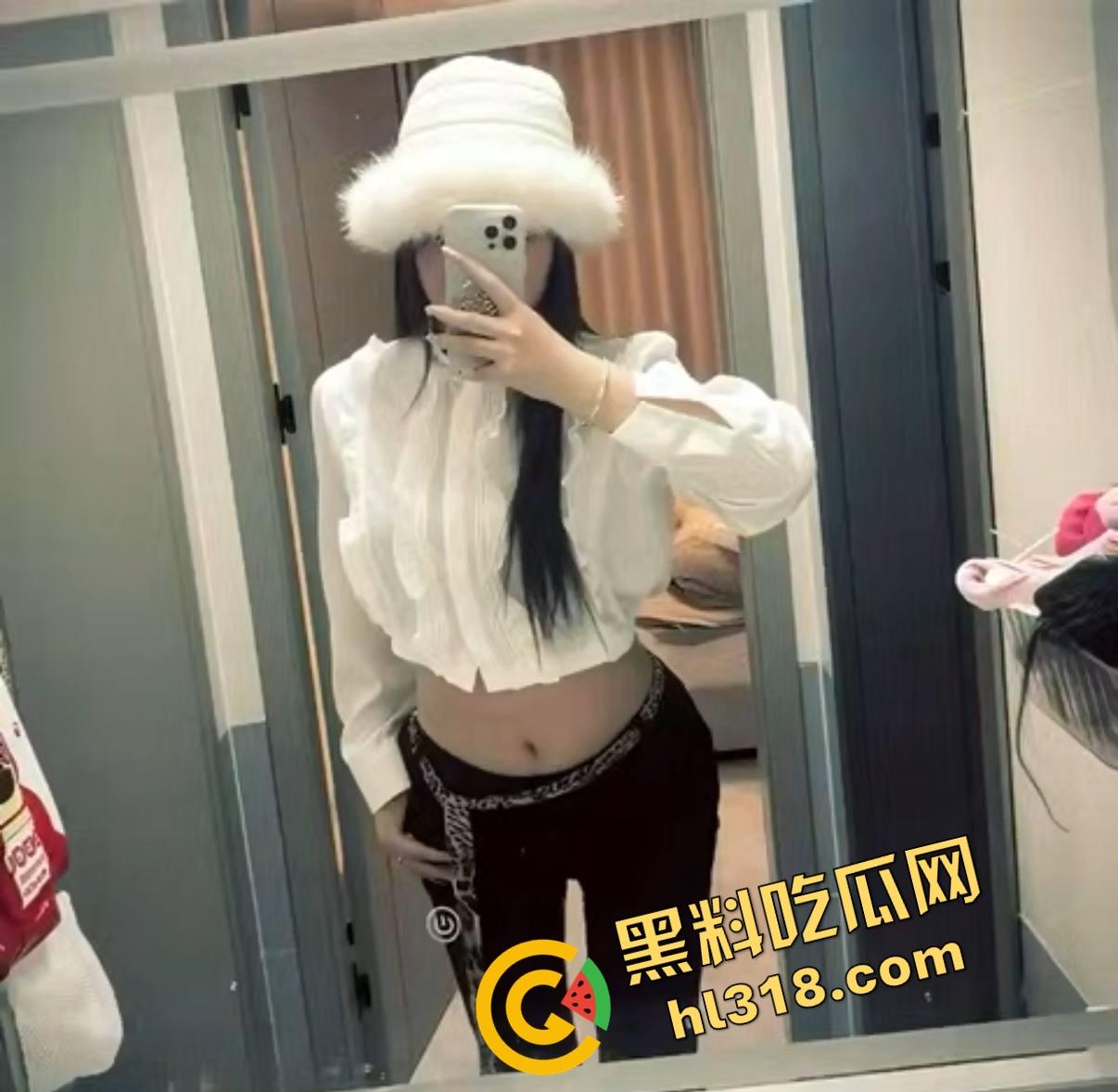 成都06年嫩妹『夏郁』酒吧喝点就带去酒店爆肏,刚进门就喊要大鸡巴,小骚逼掐脖子伸舌头欠操到不行!