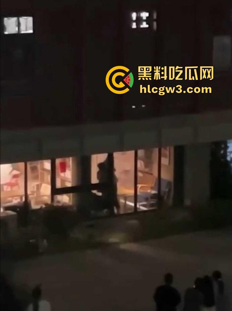 福建平潭职业技术学院 情侣隔着单向玻璃做爱被围观拍照却毫不知情 这下学校表白墙不炸了吗