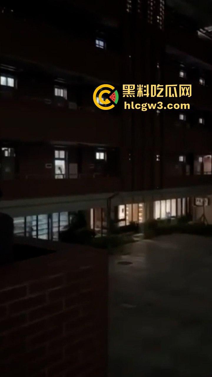 福建平潭职业技术学院 情侣隔着单向玻璃做爱被围观拍照却毫不知情 这下学校表白墙不炸了吗