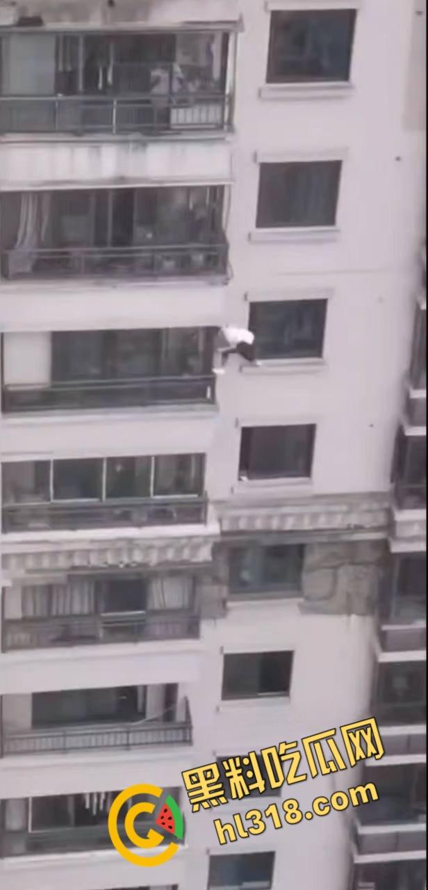 蜘蛛侠偷情被抓?竟徒手攀爬摩天大楼,只为躲避捉奸拼尽全力,惊险画面堪比好莱坞大片!