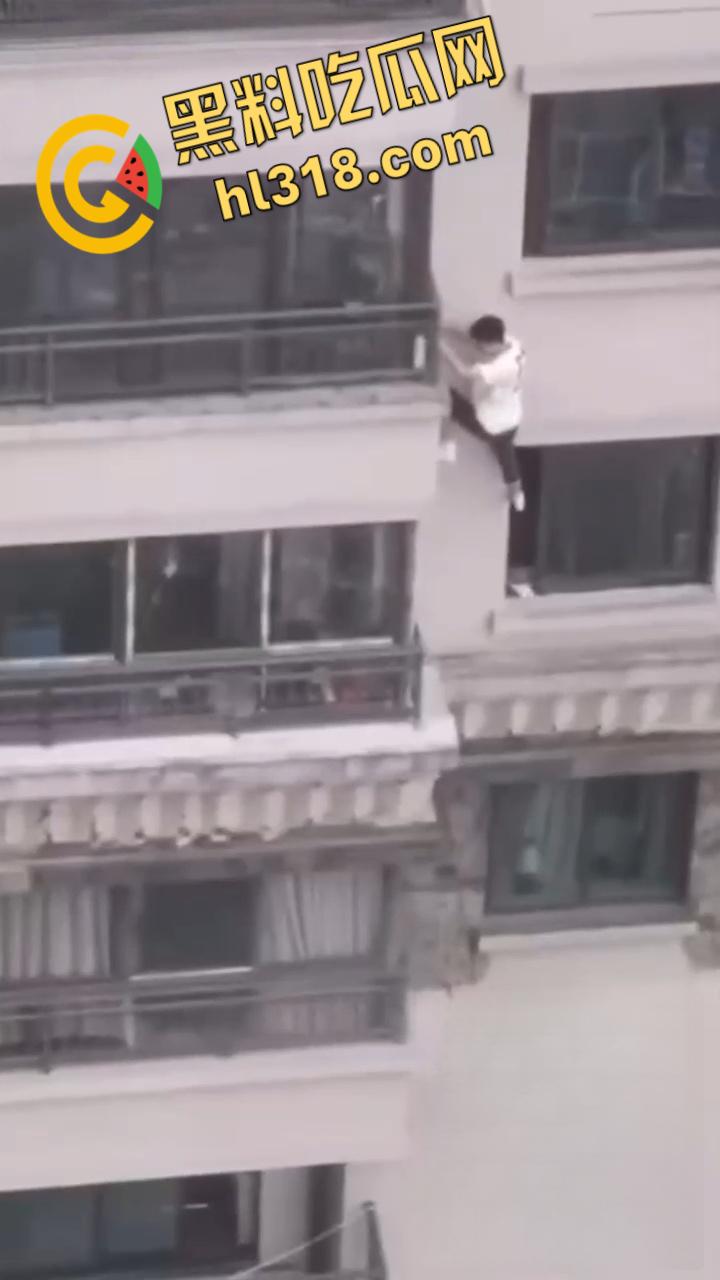 蜘蛛侠偷情被抓?竟徒手攀爬摩天大楼,只为躲避捉奸拼尽全力,惊险画面堪比好莱坞大片!