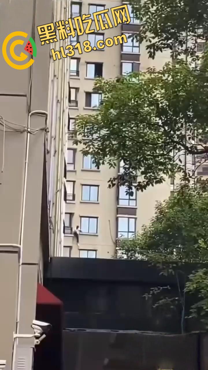 蜘蛛侠偷情被抓?竟徒手攀爬摩天大楼,只为躲避捉奸拼尽全力,惊险画面堪比好莱坞大片!