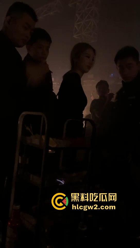 男子1800小费才摸几下胸,这骚货居然报警反咬猥亵,婊子不愧是婊子,拿钱还装清纯立牌坊太下头了!