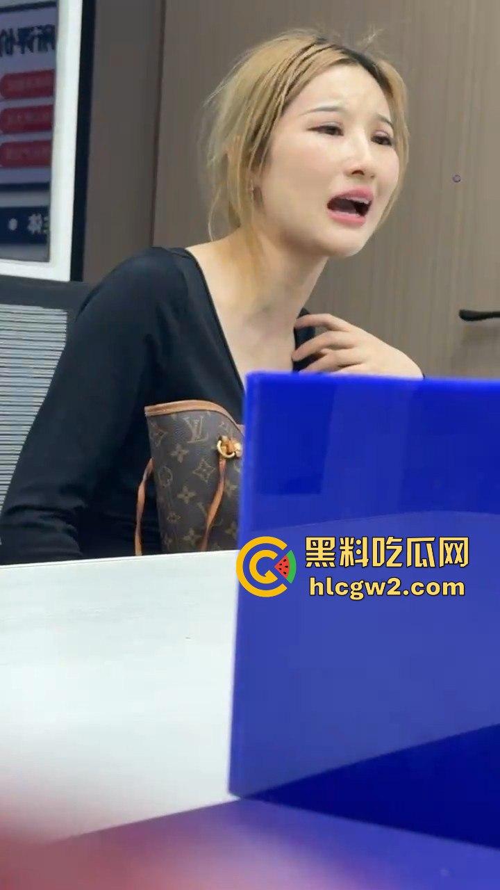 男子1800小费才摸几下胸,这骚货居然报警反咬猥亵,婊子不愧是婊子,拿钱还装清纯立牌坊太下头了!