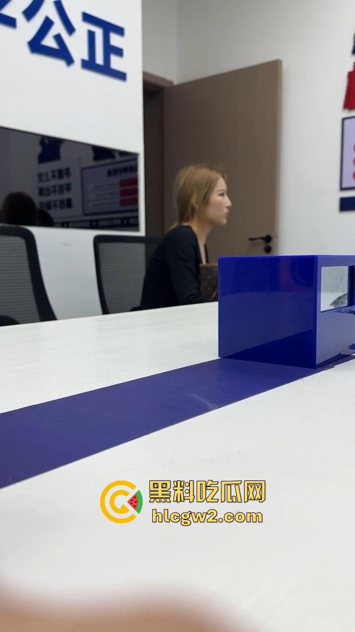 男子1800小费才摸几下胸,这骚货居然报警反咬猥亵,婊子不愧是婊子,拿钱还装清纯立牌坊太下头了!