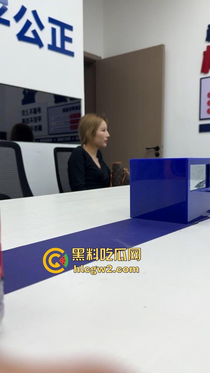 男子1800小费才摸几下胸,这骚货居然报警反咬猥亵,婊子不愧是婊子,拿钱还装清纯立牌坊太下头了!