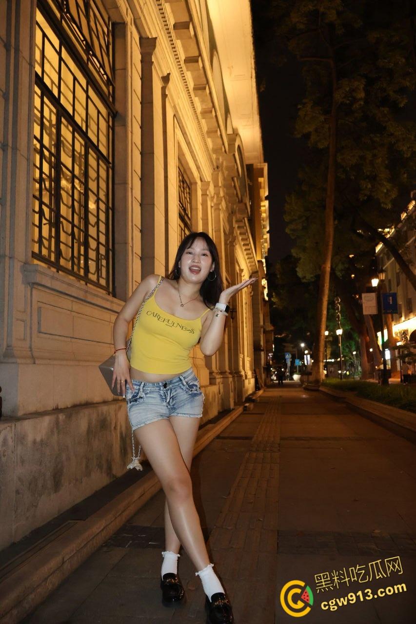 浙江大学清纯女大【徐丹茹】，被男友PUA调教，碎花裙跪地口交，掀开小裙子后入翘臀，堪称极品炮架！