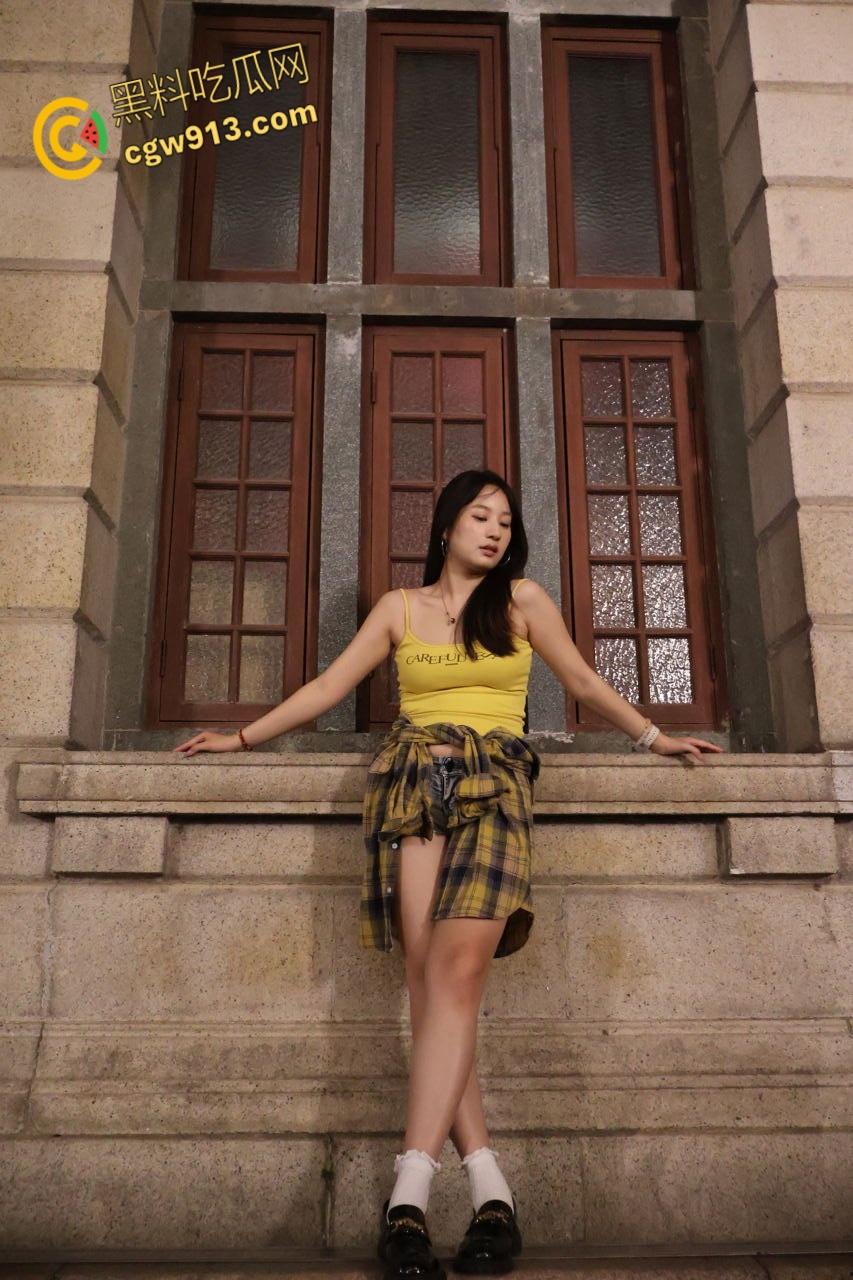 浙江大学清纯女大【徐丹茹】,被男友PUA调教,碎花裙跪地口交,掀开小裙子后入翘臀,堪称极品炮架!