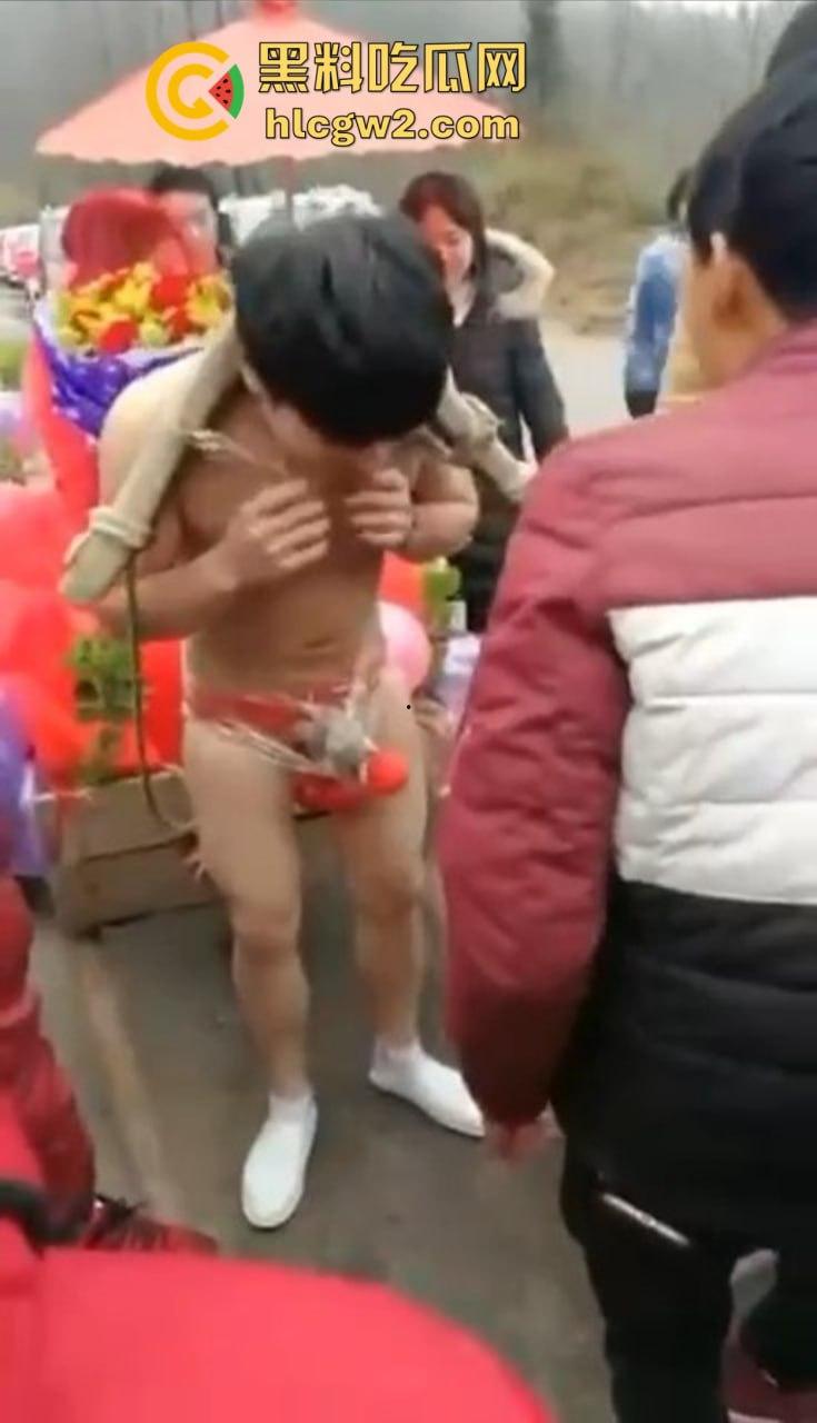 冬天也阻挡不了婚闹骚操作！新郎光着身子拉新娘，挡部麦克风延长到笑裂！