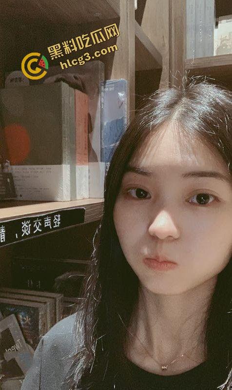 重庆交通大专反差炮架『周慧娟』白脸黑逼小贱货 和男友酒店出租房打扑克吃鸡视频泄密！