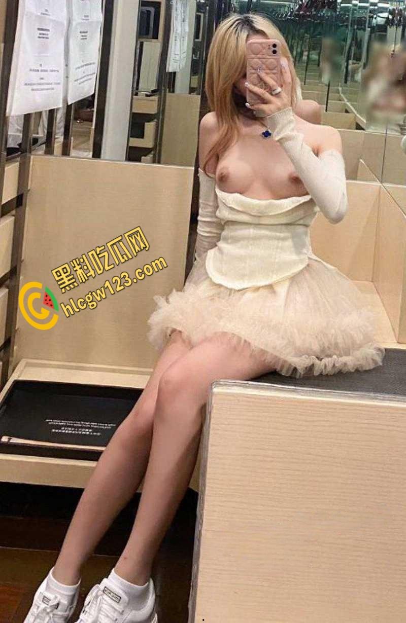 深圳极品高颜值母狗,口爆吞精扩阴器里尿尿,盛满尿液的阴道简直太淫荡了!