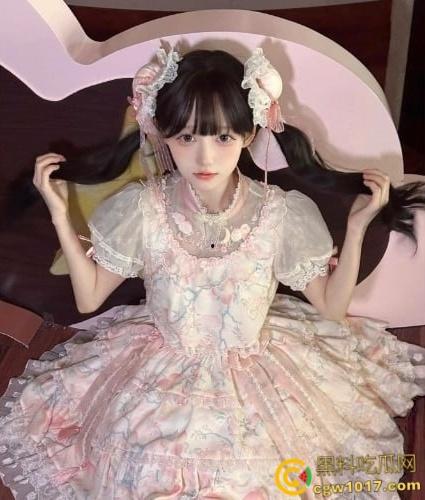 湖北武汉小萝莉被金主包养，穿白丝泳装做爱，年纪不大玩的挺花，各种调教完美配合，翘臀骑乘喷汁内射！