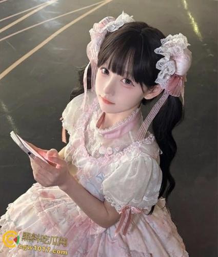 湖北武汉小萝莉被金主包养,穿白丝泳装做爱,年纪不大玩的挺花,各种调教完美配合,翘臀骑乘喷汁内射!