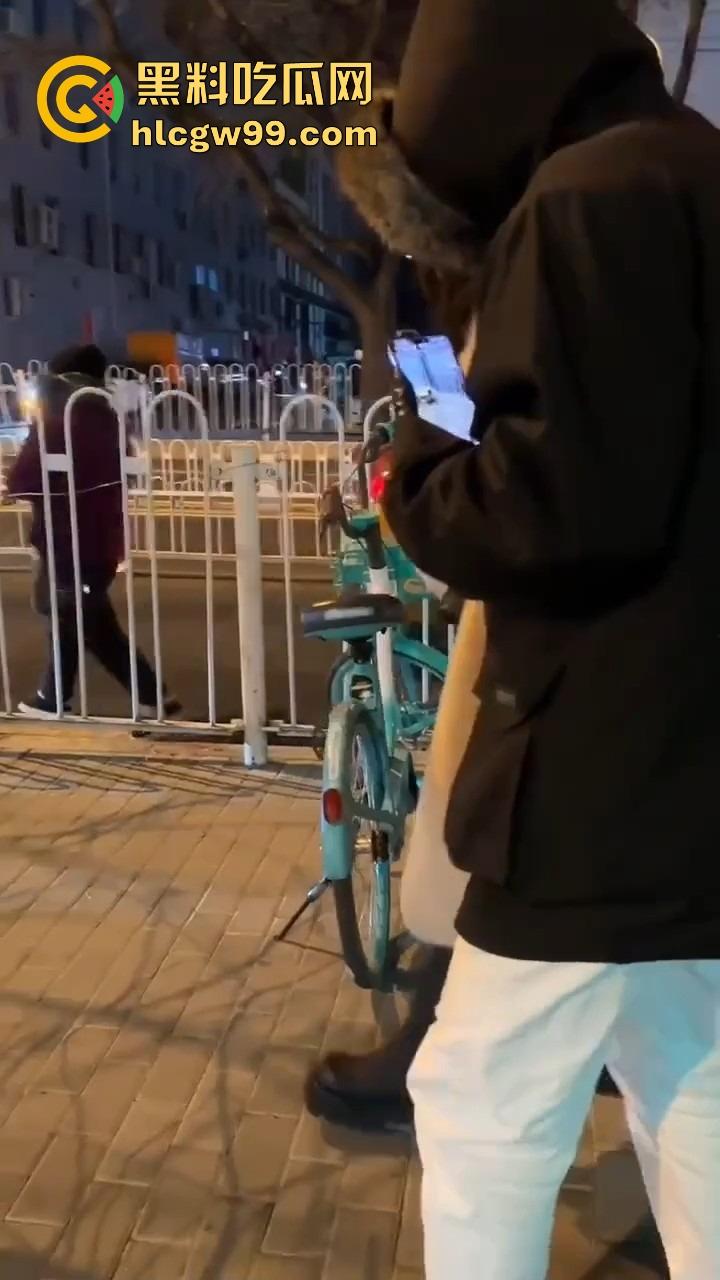 北京三里屯深夜捡尸大队，不扶奶奶过马路，专捡喝趴的光腿妹子，扶得走就扶上三蹦子一抬直接送走！