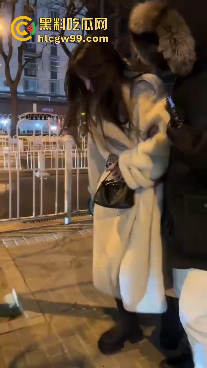 北京三里屯深夜捡尸大队,不扶奶奶过马路,专捡喝趴的光腿妹子,扶得走就扶上三蹦子一抬直接送走!