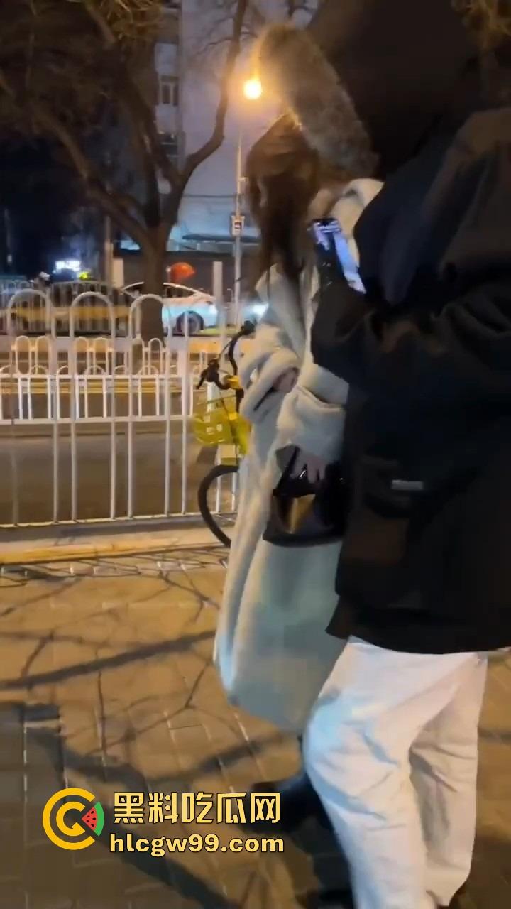 北京三里屯深夜捡尸大队,不扶奶奶过马路,专捡喝趴的光腿妹子,扶得走就扶上三蹦子一抬直接送走!