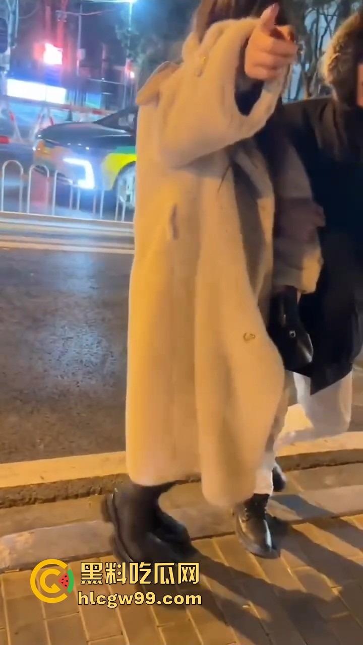 北京三里屯深夜捡尸大队,不扶奶奶过马路,专捡喝趴的光腿妹子,扶得走就扶上三蹦子一抬直接送走!