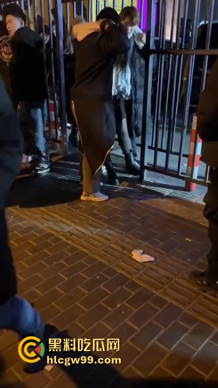 北京三里屯深夜捡尸大队,不扶奶奶过马路,专捡喝趴的光腿妹子,扶得走就扶上三蹦子一抬直接送走!