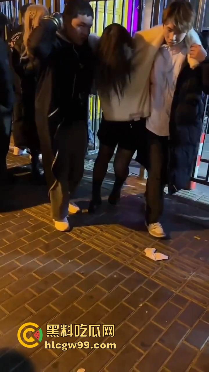 北京三里屯深夜捡尸大队,不扶奶奶过马路,专捡喝趴的光腿妹子,扶得走就扶上三蹦子一抬直接送走!