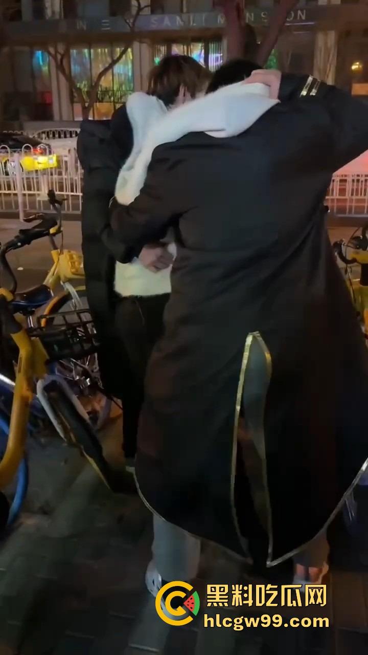 北京三里屯深夜捡尸大队,不扶奶奶过马路,专捡喝趴的光腿妹子,扶得走就扶上三蹦子一抬直接送走!