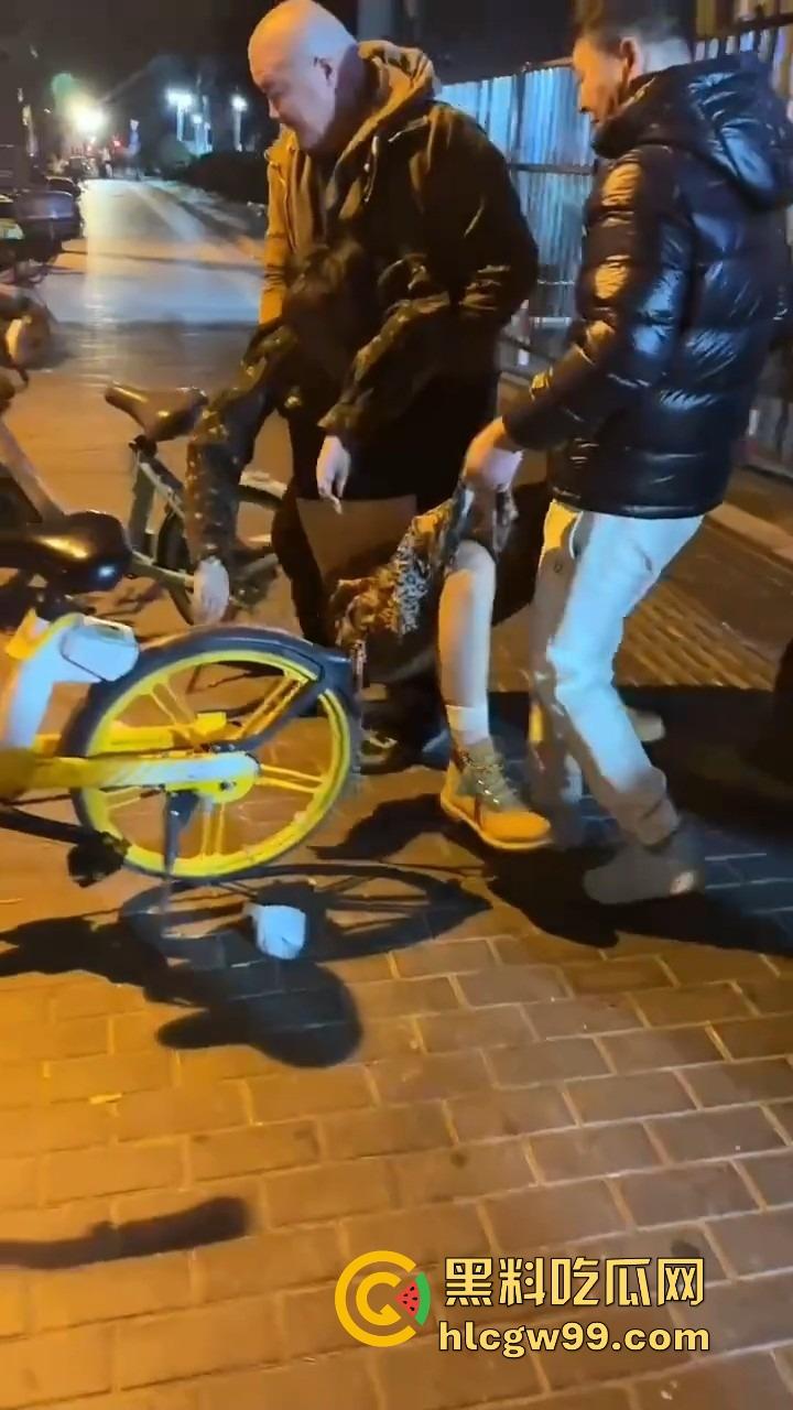 北京三里屯深夜捡尸大队,不扶奶奶过马路,专捡喝趴的光腿妹子,扶得走就扶上三蹦子一抬直接送走!