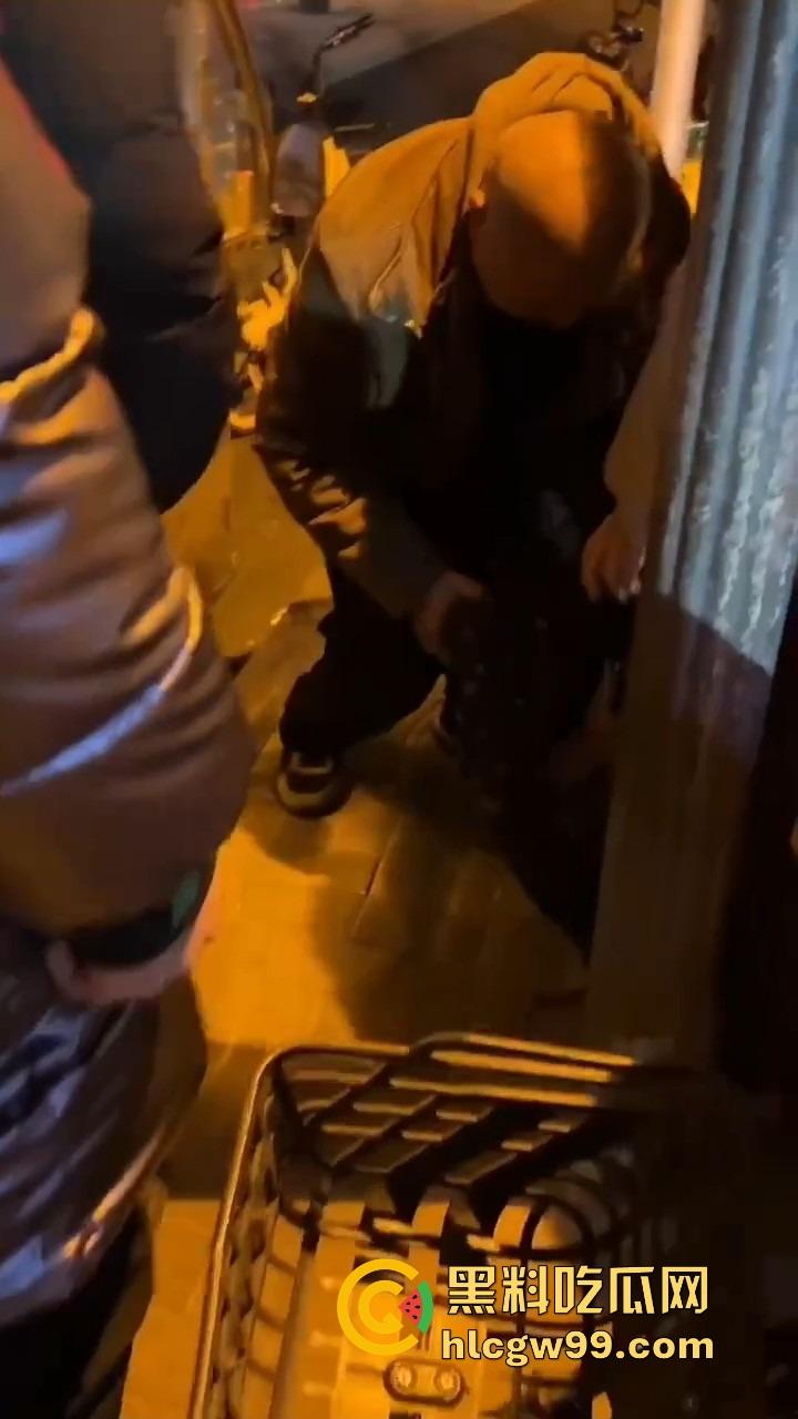 北京三里屯深夜捡尸大队,不扶奶奶过马路,专捡喝趴的光腿妹子,扶得走就扶上三蹦子一抬直接送走!