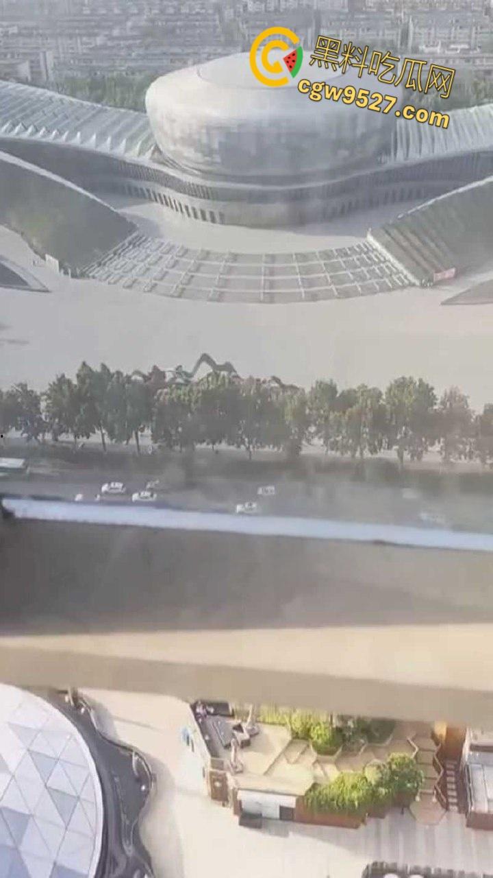 北京工业大学体育馆，一男女上演吃鸡大戏，女主含情脉脉的吞吐着大屌，大白天的两人毫不畏惧羞涩 ！