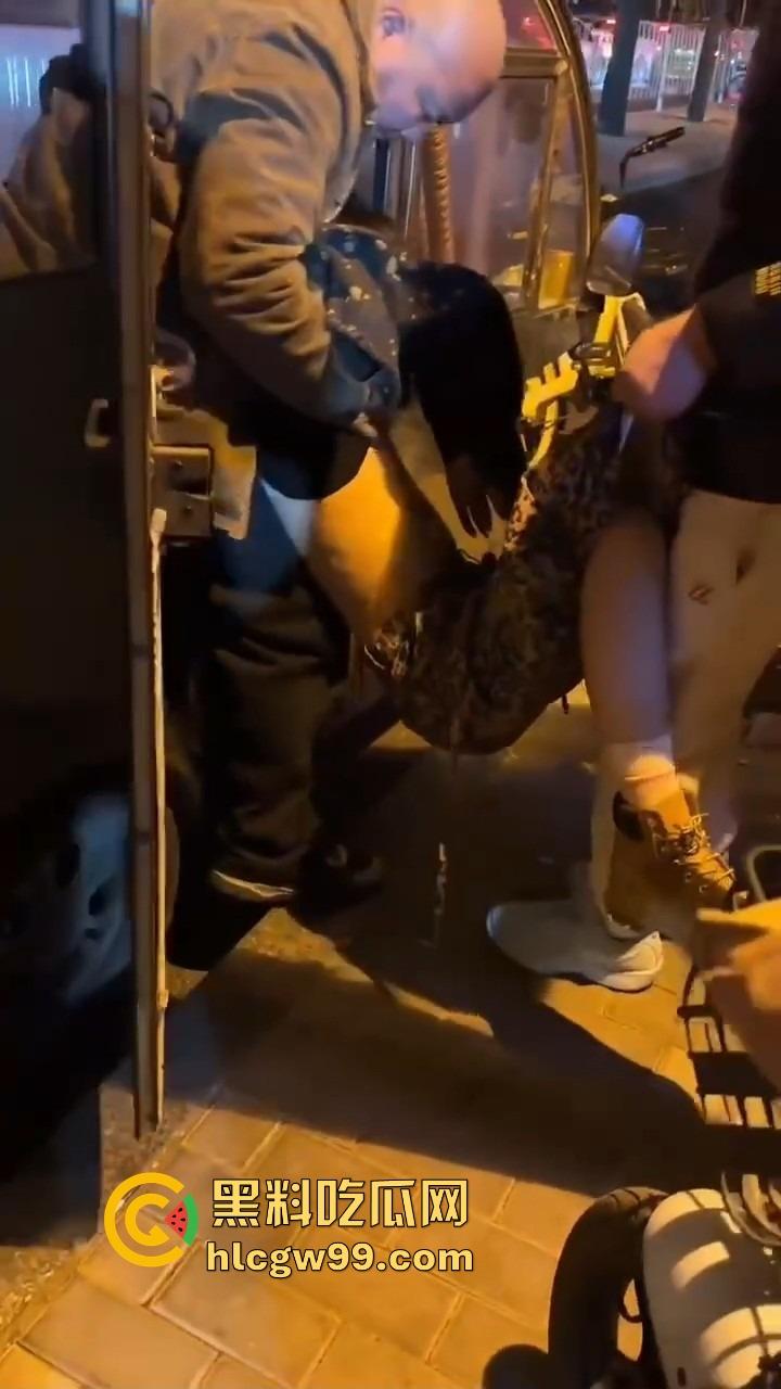 北京三里屯深夜捡尸大队,不扶奶奶过马路,专捡喝趴的光腿妹子,扶得走就扶上三蹦子一抬直接送走!