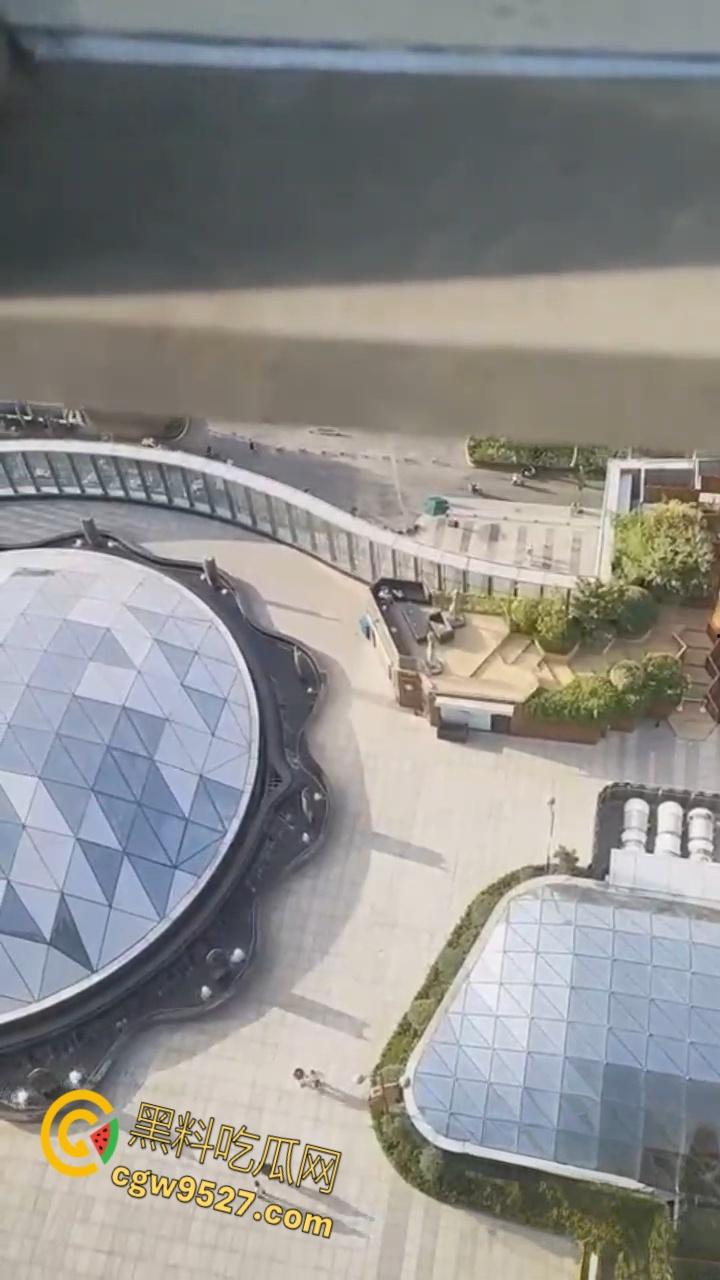 北京工业大学体育馆,一男女上演吃鸡大戏,女主含情脉脉的吞吐着大屌,大白天的两人毫不畏惧羞涩 !