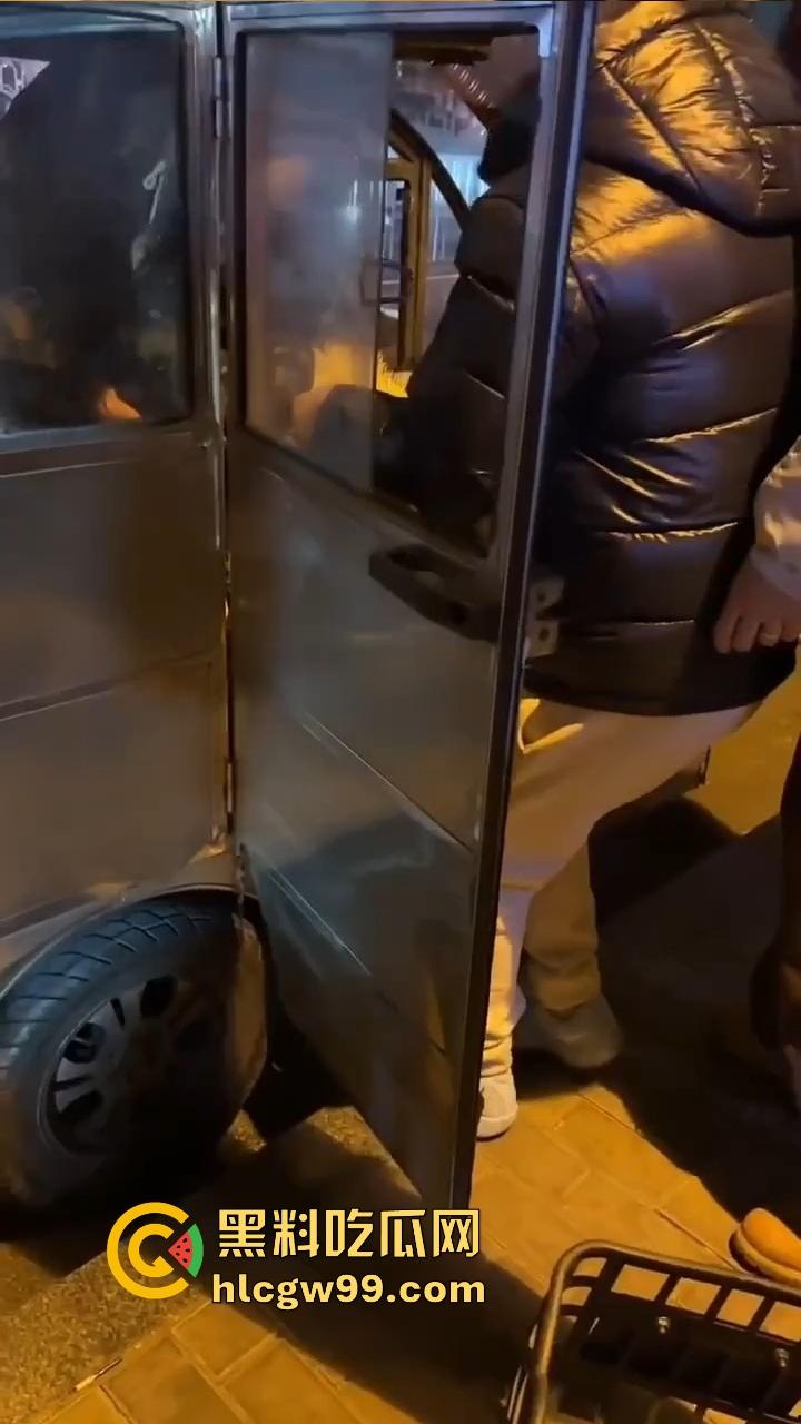 北京三里屯深夜捡尸大队,不扶奶奶过马路,专捡喝趴的光腿妹子,扶得走就扶上三蹦子一抬直接送走!