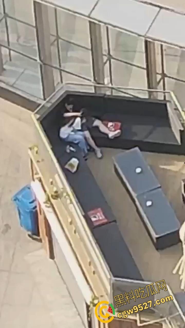 北京工业大学体育馆,一男女上演吃鸡大戏,女主含情脉脉的吞吐着大屌,大白天的两人毫不畏惧羞涩 !