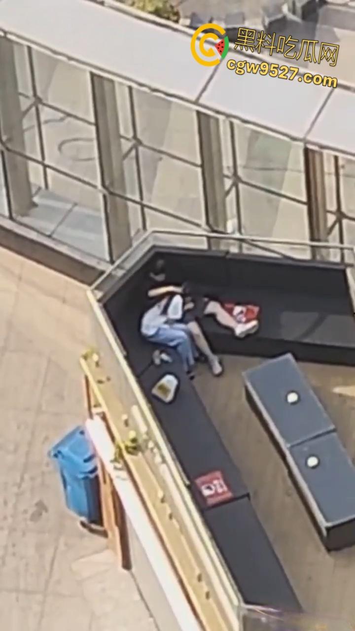 北京工业大学体育馆,一男女上演吃鸡大戏,女主含情脉脉的吞吐着大屌,大白天的两人毫不畏惧羞涩 !