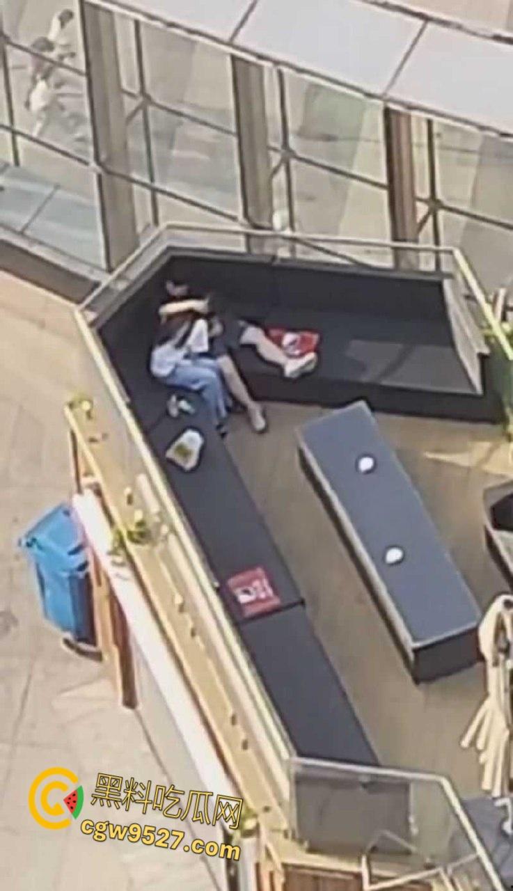 北京工业大学体育馆,一男女上演吃鸡大戏,女主含情脉脉的吞吐着大屌,大白天的两人毫不畏惧羞涩 !