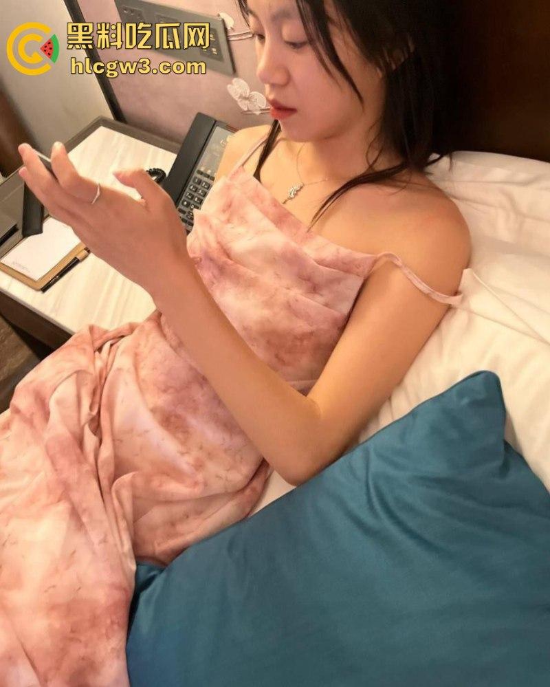 真实3p调教小奴四川成都大二女生【田思琪】骚话连篇跪舔肉棒 上操嘴巴下玩穴 前后夹击肏到晕厥还喊着不要停