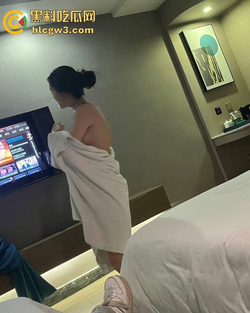 真实3p调教小奴四川成都大二女生【田思琪】骚话连篇跪舔肉棒 上操嘴巴下玩穴 前后夹击肏到晕厥还喊着不要停