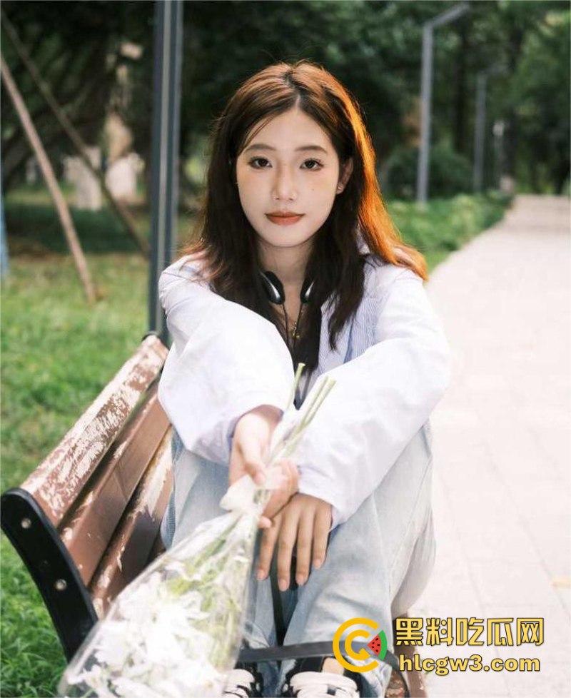 真实3p调教小奴四川成都大二女生【田思琪】骚话连篇跪舔肉棒 上操嘴巴下玩穴 前后夹击肏到晕厥还喊着不要停