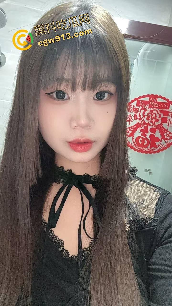 四川【林雪儿】衣服撑不住大奶,张嘴死命含着光溜无毛鸡,喉咙当炮筒,吞精还贱兮兮伸舌头要二次!