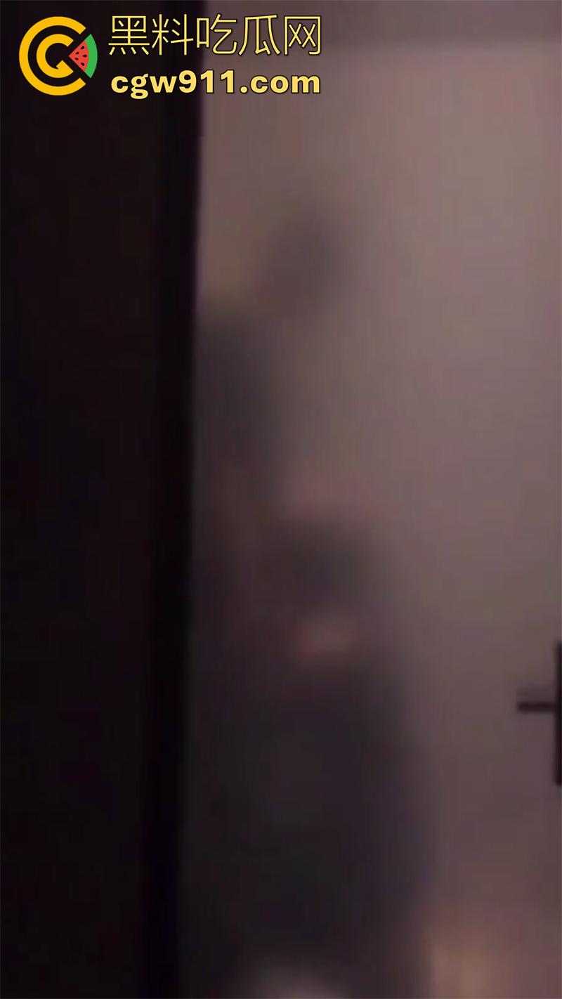 偷拍酒吧厕所的喝精女孩,半透明厕所门,清晰可见女孩下跪吃鸡,疯狂嗦屌口爆吞精,这绝对是个好女孩吧!