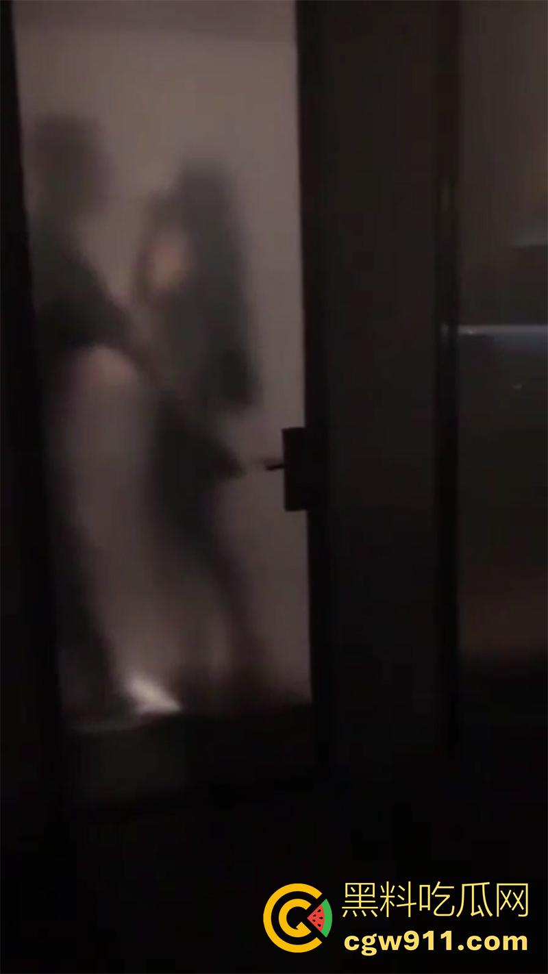 偷拍酒吧厕所的喝精女孩,半透明厕所门,清晰可见女孩下跪吃鸡,疯狂嗦屌口爆吞精,这绝对是个好女孩吧!