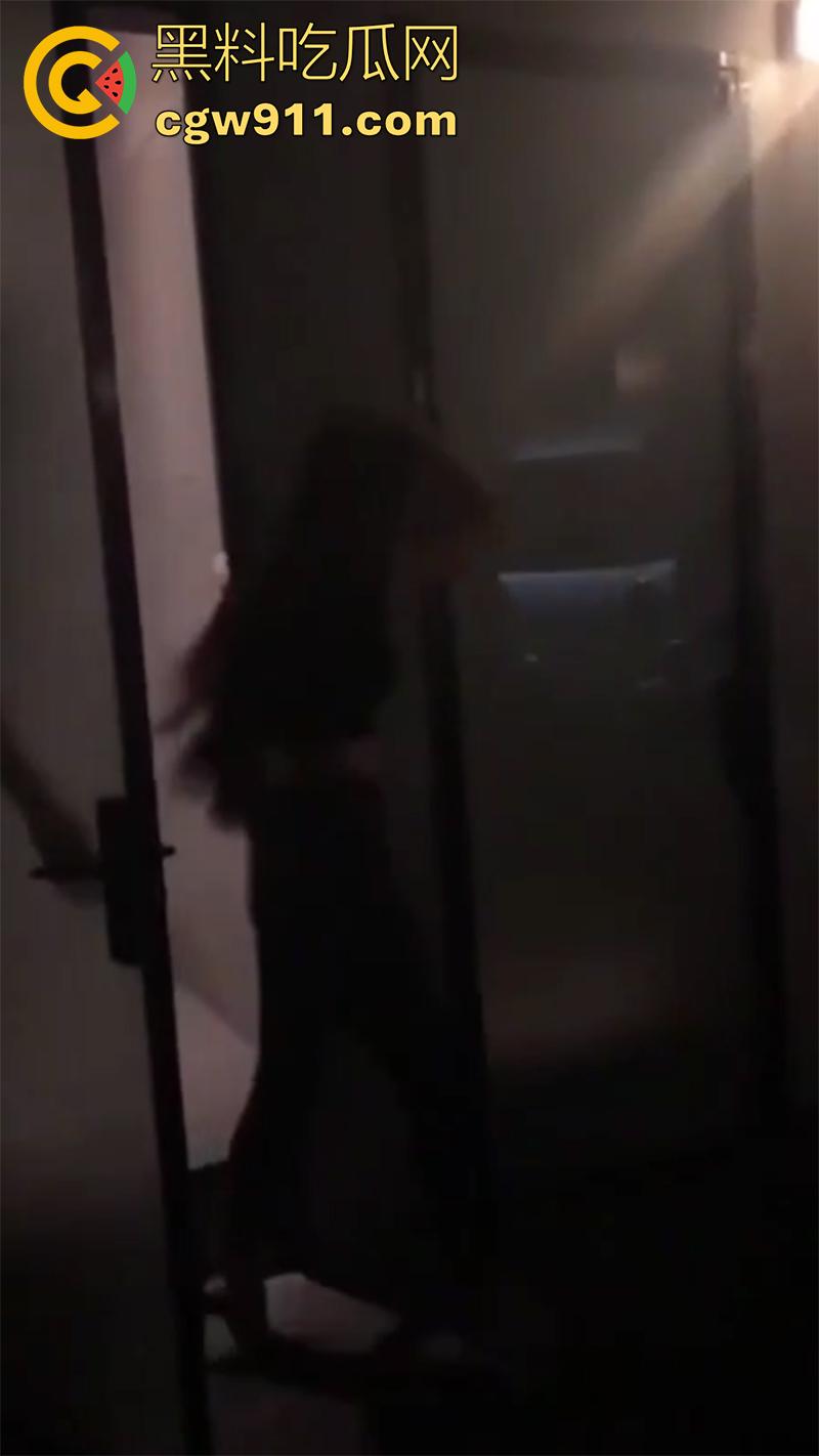 偷拍酒吧厕所的喝精女孩,半透明厕所门,清晰可见女孩下跪吃鸡,疯狂嗦屌口爆吞精,这绝对是个好女孩吧!