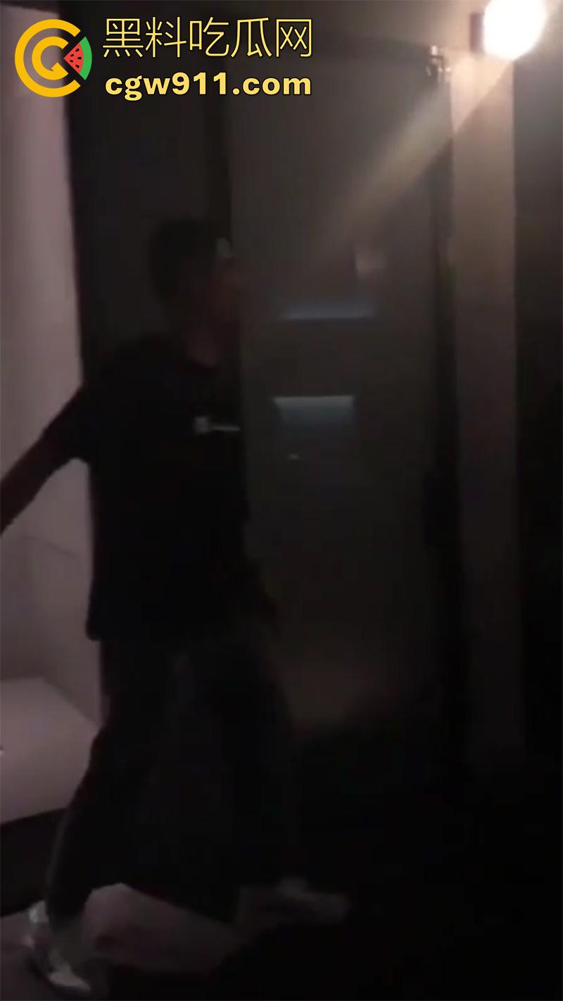 偷拍酒吧厕所的喝精女孩,半透明厕所门,清晰可见女孩下跪吃鸡,疯狂嗦屌口爆吞精,这绝对是个好女孩吧!