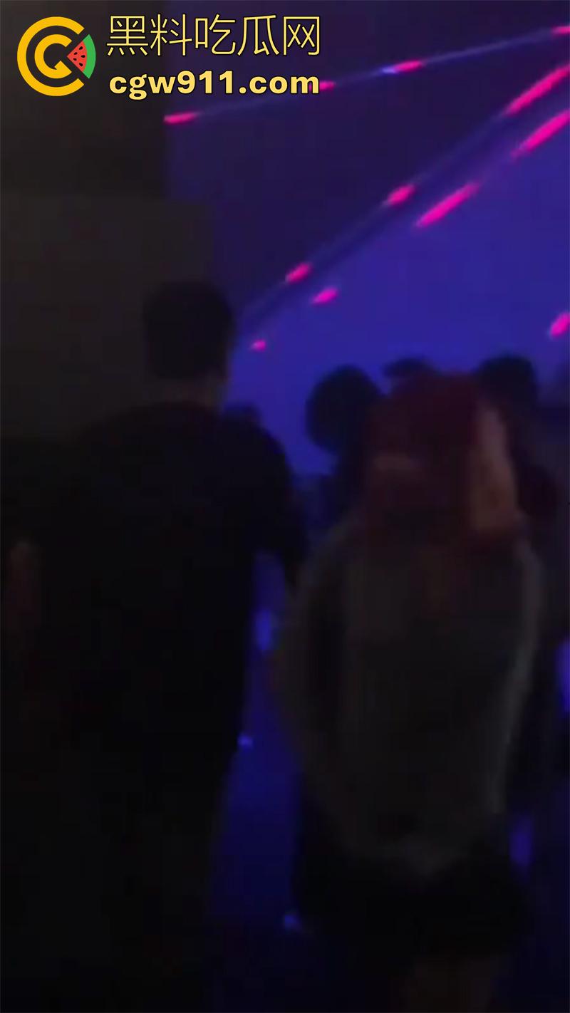 偷拍酒吧厕所的喝精女孩,半透明厕所门,清晰可见女孩下跪吃鸡,疯狂嗦屌口爆吞精,这绝对是个好女孩吧!