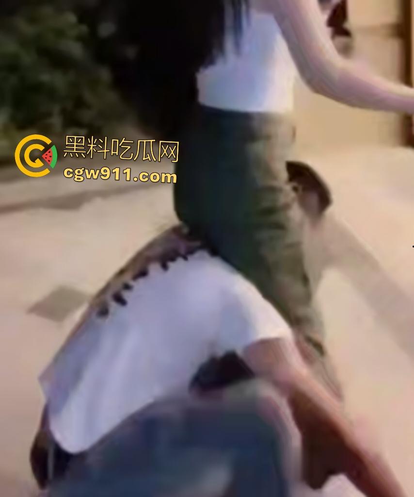 夜晚公园女王骑脸调教男狗,黑丝酸臭脚丫塞嘴狂舔,跪爬当坐骑虐待,这狗男人被调教得真好!