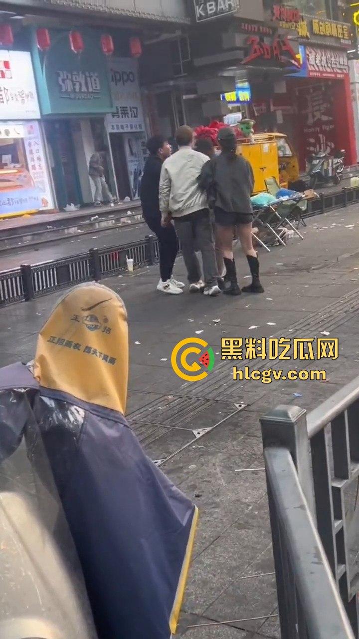 长沙黑皮蛋调戏妇女被当场抓获!以为在中国就能为所欲为,结果翻车了!