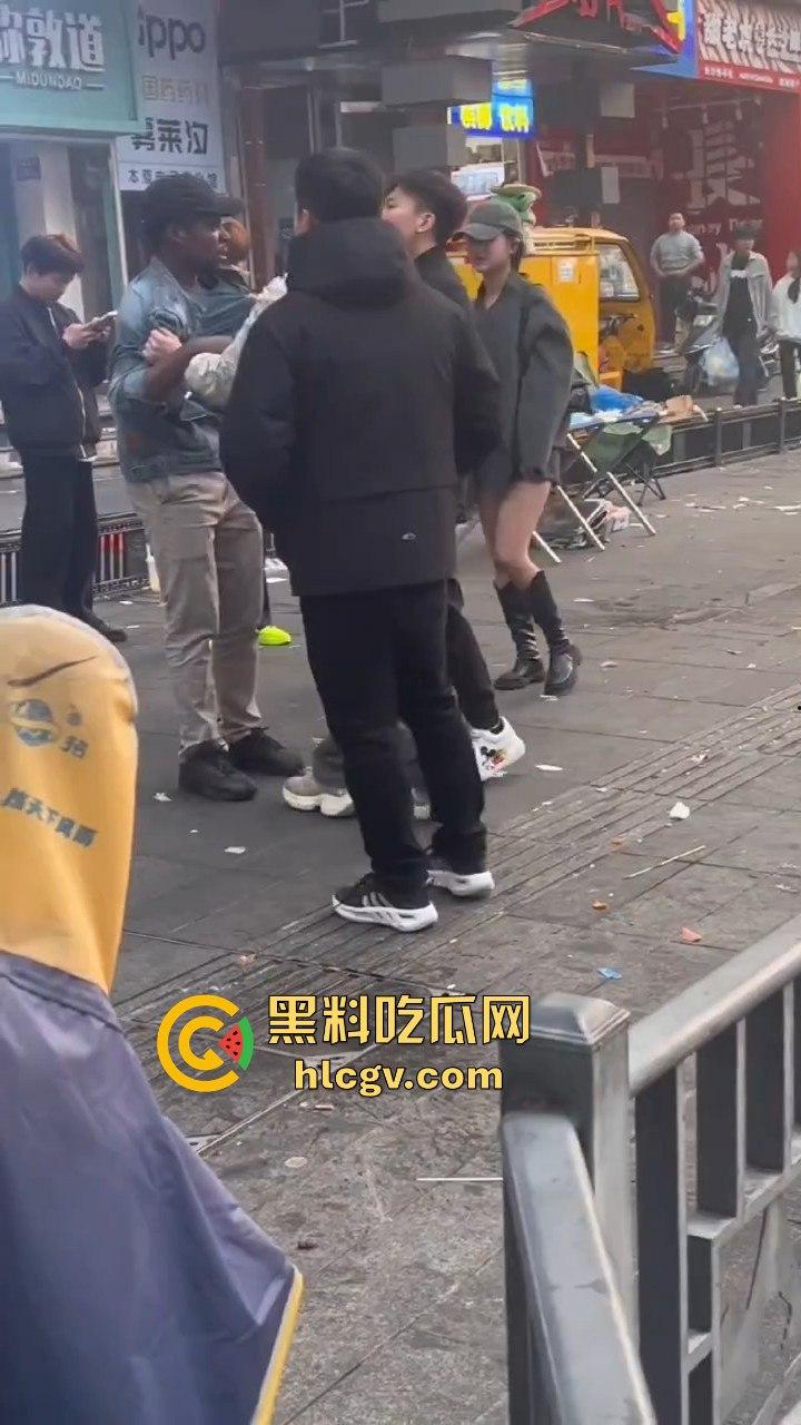 长沙黑皮蛋调戏妇女被当场抓获!以为在中国就能为所欲为,结果翻车了!