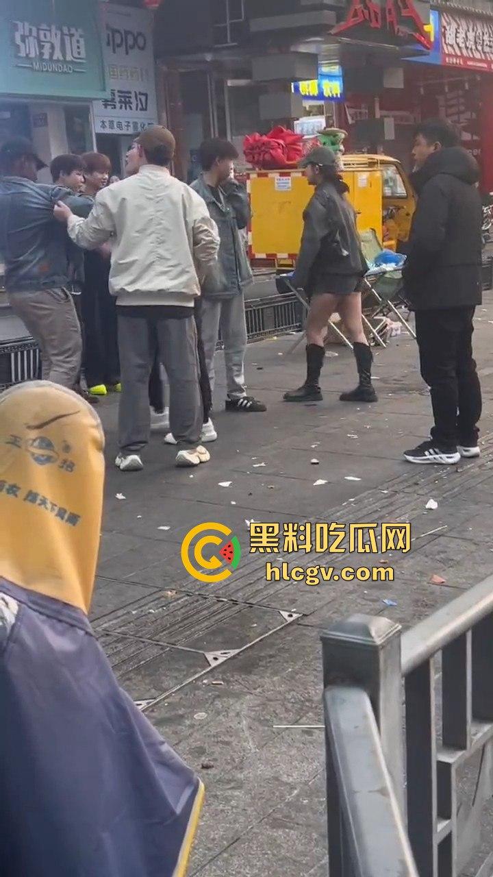 长沙黑皮蛋调戏妇女被当场抓获!以为在中国就能为所欲为,结果翻车了!