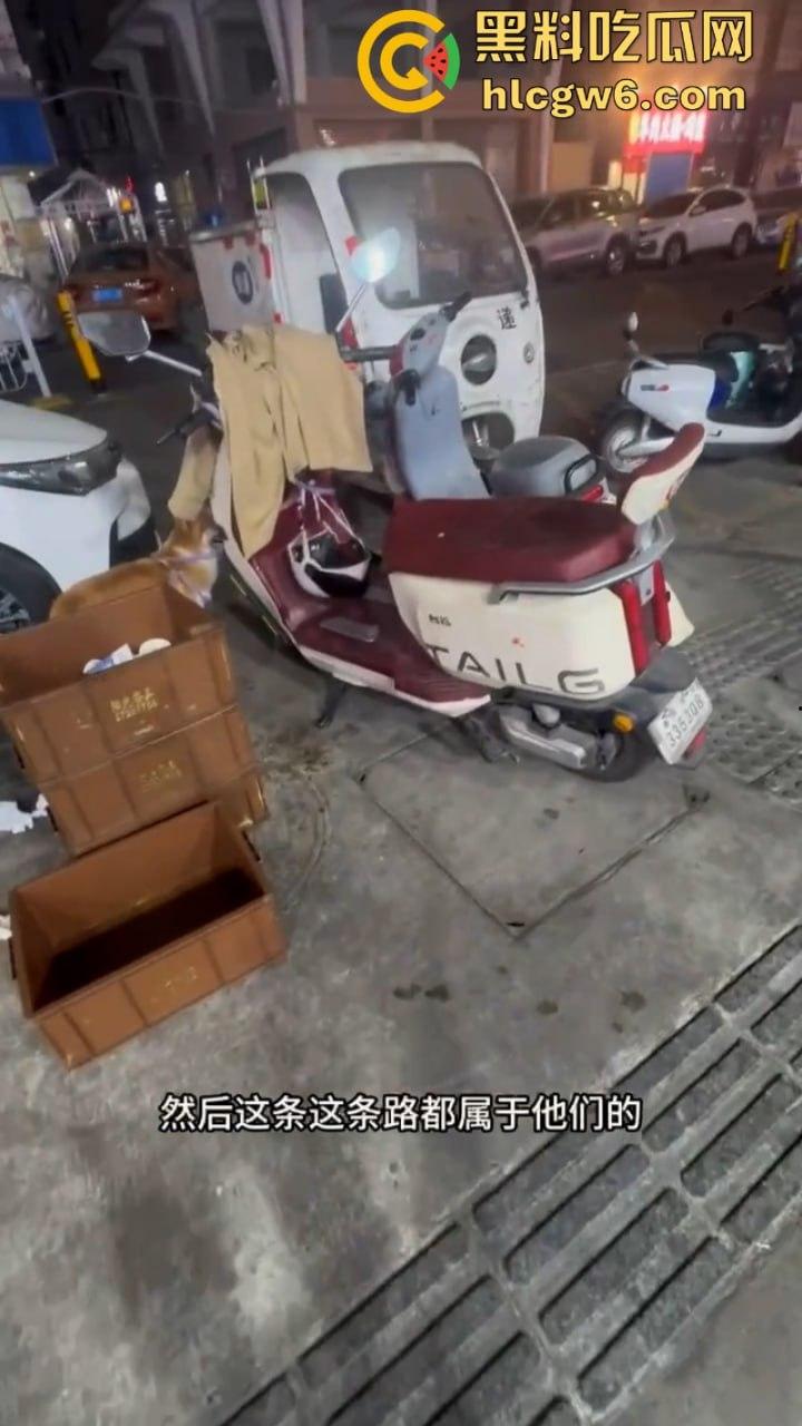 四川街覇店老板恶意往电瓶车上泼油被硬核美女车主拍视频曝光 引无数网友差评攻击关门大吉