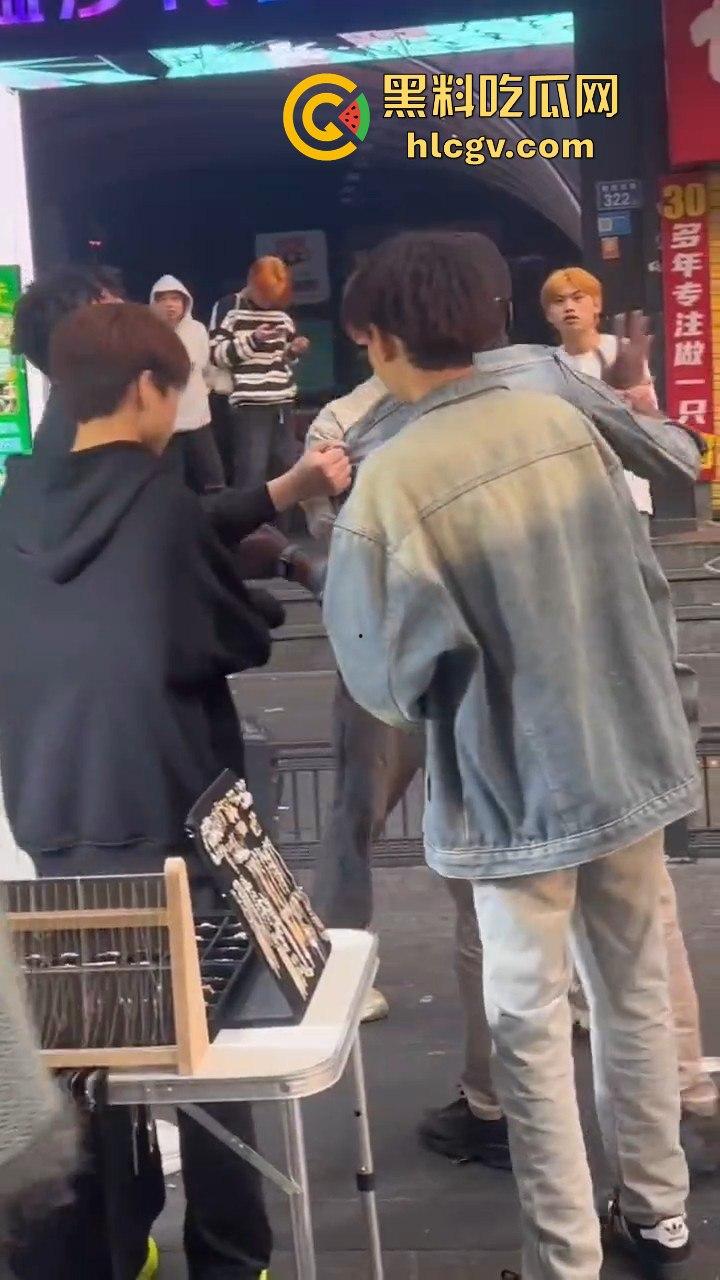 长沙黑皮蛋调戏妇女被当场抓获!以为在中国就能为所欲为,结果翻车了!