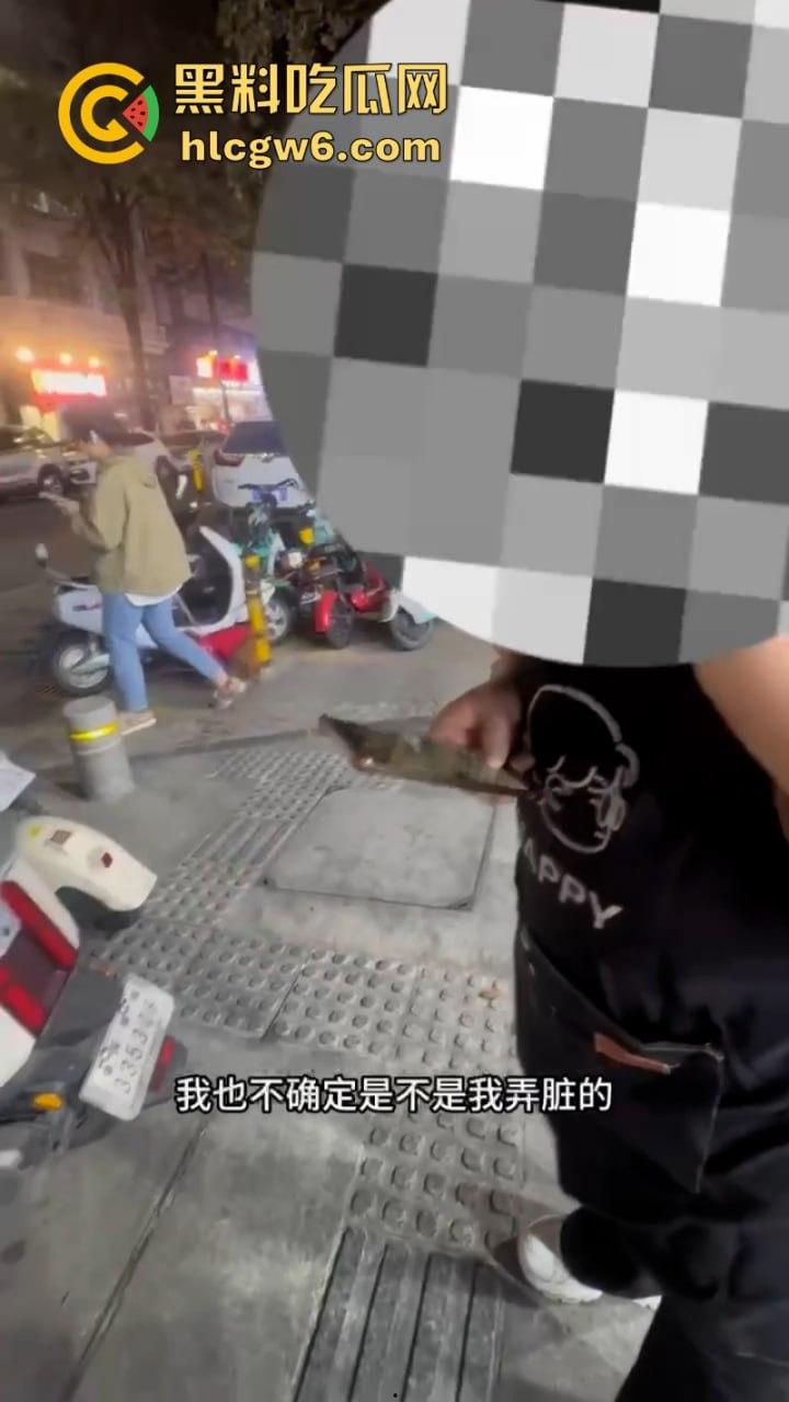 四川街覇店老板恶意往电瓶车上泼油被硬核美女车主拍视频曝光 引无数网友差评攻击关门大吉